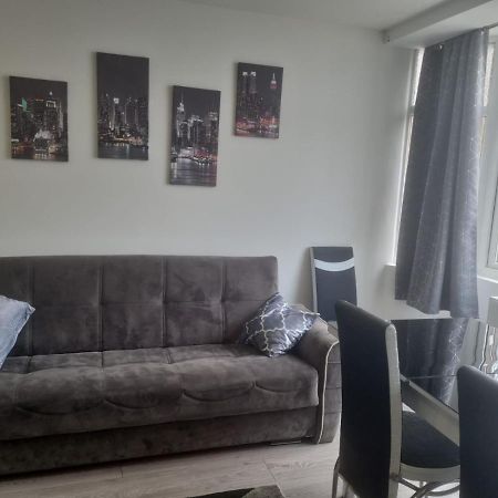 Attractive 2 Bed Apartments Free Wi-Fi And Parking ครอยดอน ภายนอก รูปภาพ