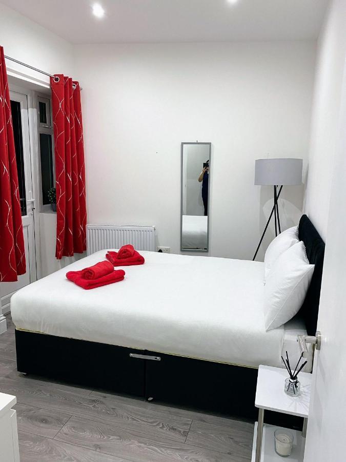 Attractive 2 Bed Apartments Free Wi-Fi And Parking ครอยดอน ภายนอก รูปภาพ