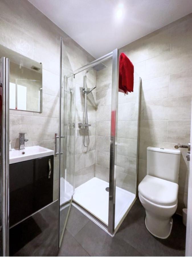Attractive 2 Bed Apartments Free Wi-Fi And Parking ครอยดอน ภายนอก รูปภาพ
